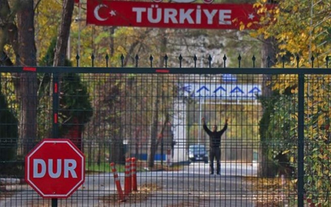 Турция депортирует американца, который застрял на границе с Грецией