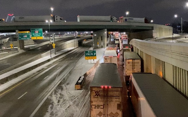 Канада: водители грузовиков перекрыли самый загруженный погранпереход в США