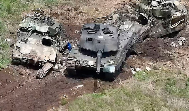 Видео: украинцы уничтожают... украинские танки LEO2A6 и БМП M2 Bradley, чтобы они не попали в руки русских