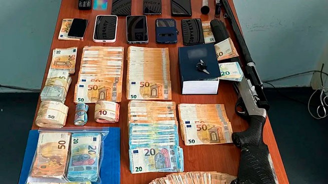 Tax inspectors arrested for extorting money from local businessmen