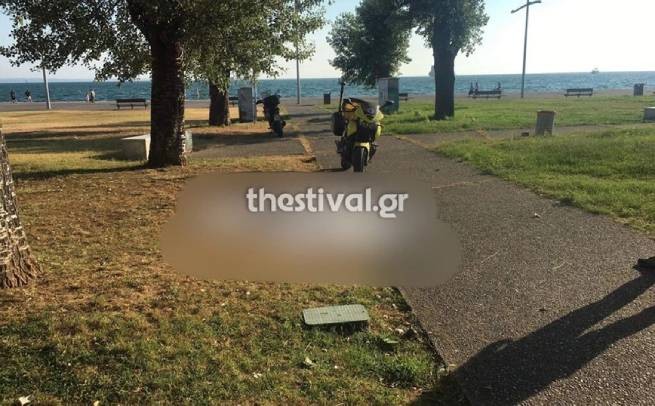 В Салониках мертвый бездомный пролежал возле пляжа несколько часов (видео)