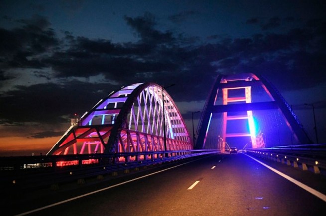 Россия запустила автомобильное и ж/д движение по Крымскому мосту