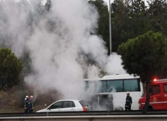 На Эвии загорелся автобус с туристами
