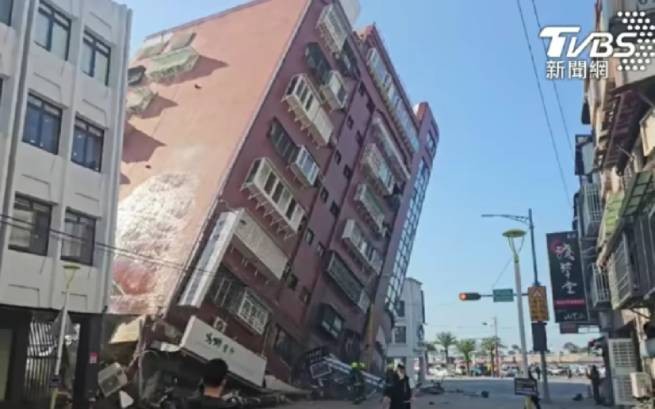 Сильнейшее за четверть века землетрясение магнитудой 7,4 балла произошло на Тайване (видео)