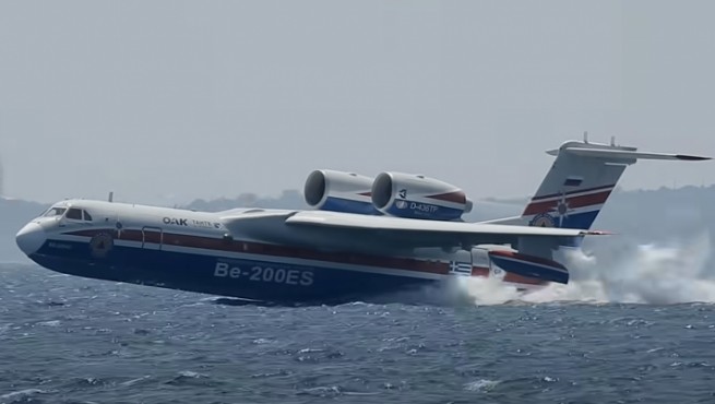 Бериев Бе-200: российский гигант, поглотив "маленькое озеро", тушит им огонь