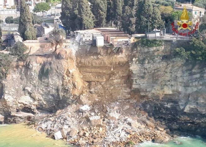 Италия: оползень разрушил сотни могил и 2 часовни, гробы вылавливали из моря