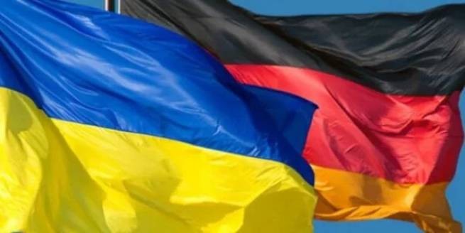Берлин: суд разрешил украинские флаги, российские находятся под запретом