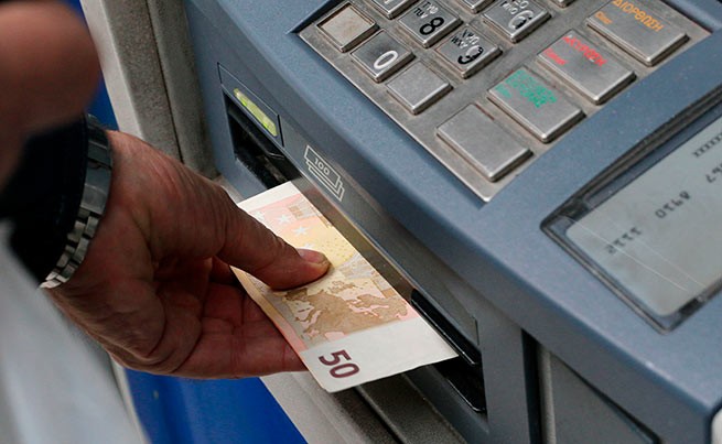 Новые банковские комиссии за снятие денег в банкомате другого банка
