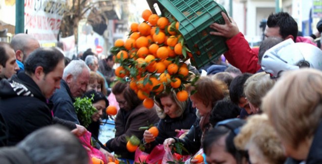 Греки набросились на апельсины и брокколи
