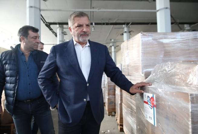 Колонна из 50 фур с гуманитарной помощью выехала из региона Аттика в Турцию