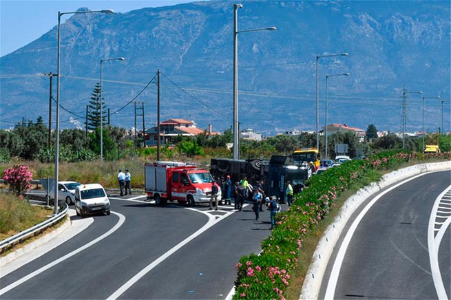 Полицейский автобус перевернулся на шоссе Коринф-Триполи. 13 раненых