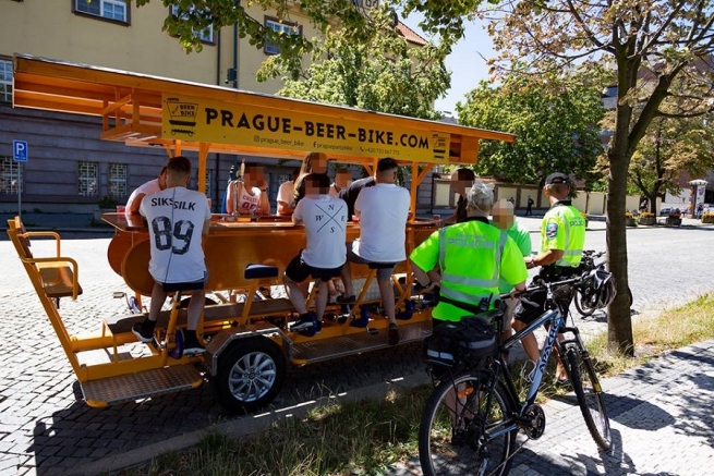 Пражская полиция штрафовала туристов на пивных велосипедах