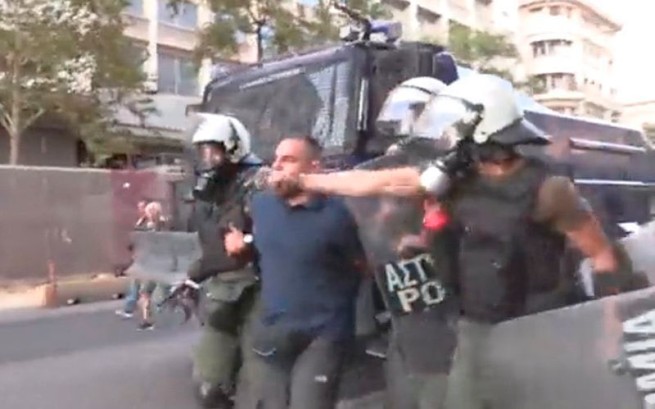 Греческая полиция напала на журналистов и использовала слезоточивый газ против инвалида-колясочника