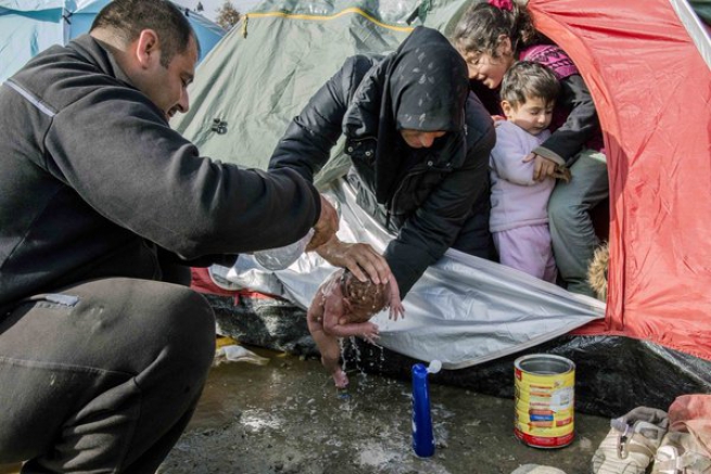 В центре для временного проживания беженцев в Идомени беженка родила ребенка