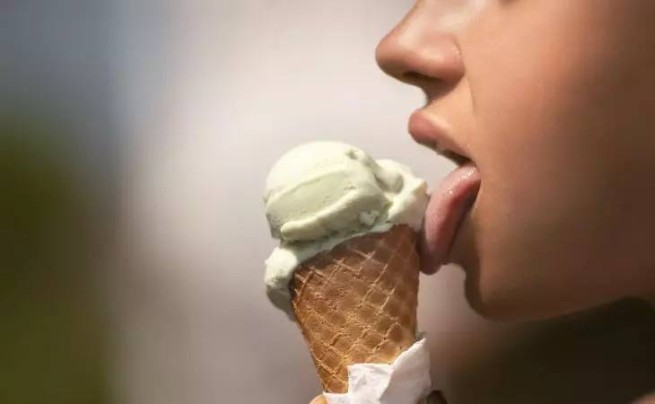 Почему не стоит есть мороженое в жару