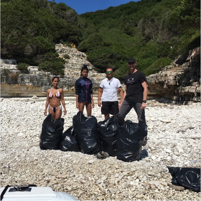 Звездная семья Смит собирает мусор с греческих пляжей