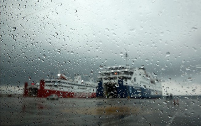 Непогода в западной Греции закрывает школы, нарушает полеты и паромное движение