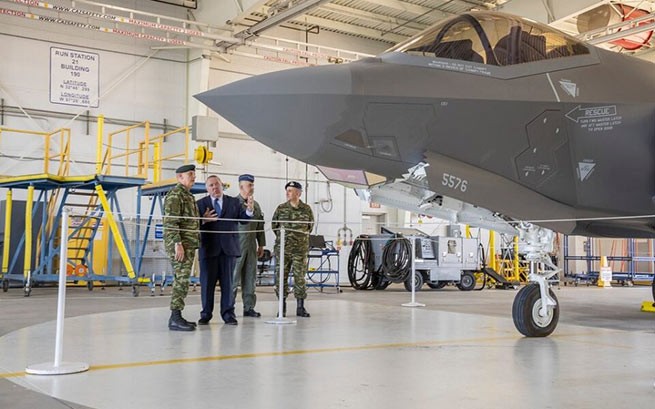 Начальник GETHA Константинос Флорос (слева) знакомится с истребителем 5-го поколения F-35 на предприятии Lockheed Martin во время своего визита в Соединенные Штаты в июле 2022 года.