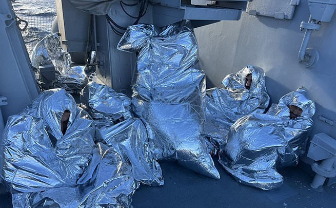 Двое спасенных после кораблекрушения на Кафиреас арестованы по подозрению в контрабанде нелегалов
