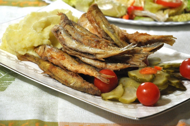 Греки едят больше мелкой рыбы типа анчоусов и сардин