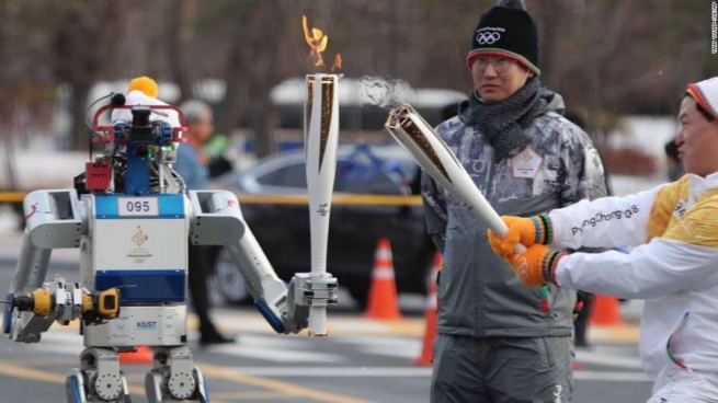Олимпийский огонь оказался в руке робота (видео)