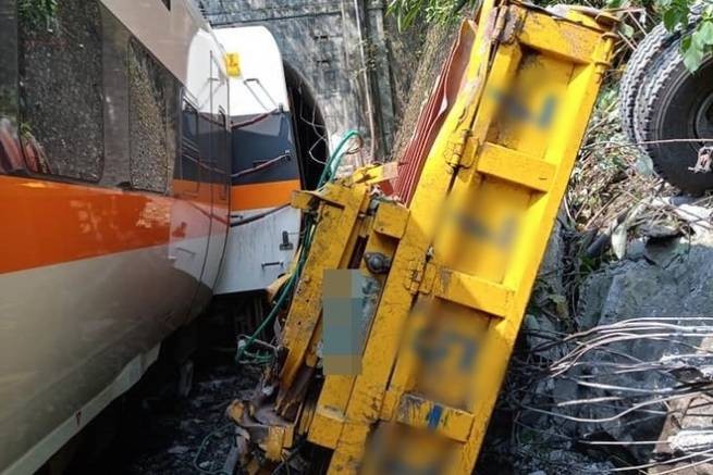 Тайвань: авария пассажирского поезда в туннеле, 36 погибших, работают службы спасения