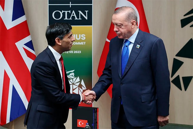 ביטול פגישת Sunak-Mitsotakis: לונדון הראתה שהיא תומכת בגלוי בטורקיה