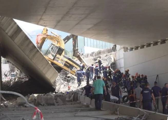 В Патрах рухнул мост: один погибший, четверо раненых, под обломками люди (видео)