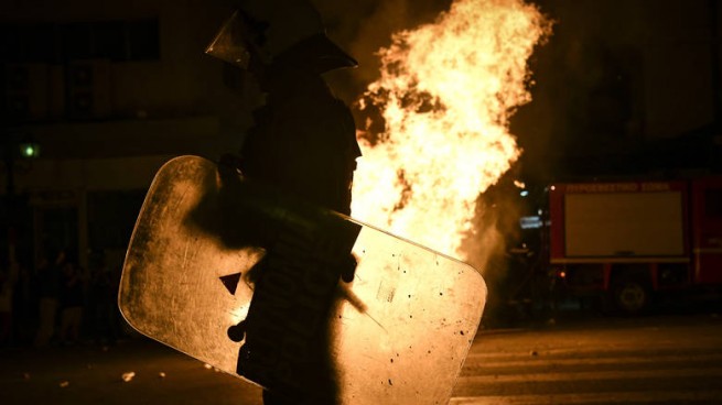 Столкновения в Эксархии: Анархисты сожгли греческий флаг и ранили полицейских