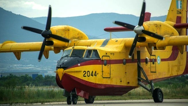 Четыре пожарных самолета Canadair из Франции и Италии перебрасывают в Грецию