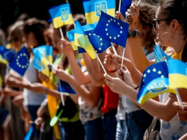 Налог на беженцев. Украинцев пугают двойным налогообложением — на родине и в ЕС