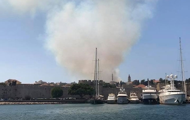 Пламя угрожает городу Родос