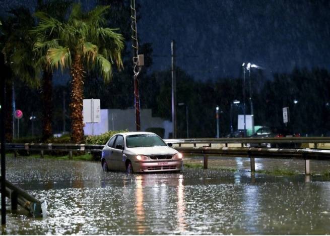 Eaux Usées Sur L'avenue Poseidonos Après De Fortes Pluies - Quel Est Le ...