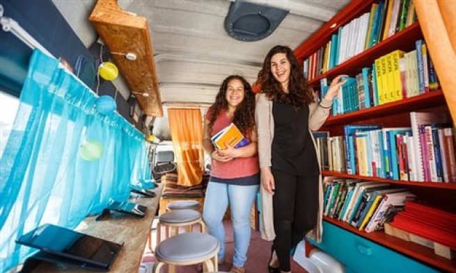 Для мигрантов и беженцев в Греции создают библиотеки