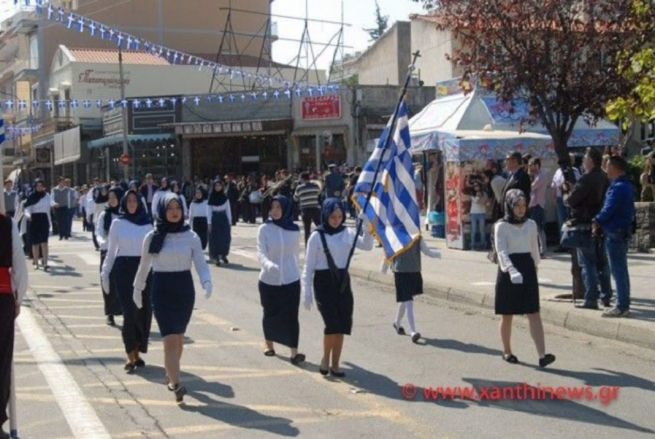 Мусульманские платки доминируют в студенческом параде в Ксанти