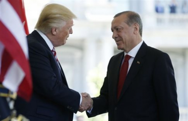 США: замораживают заявки на визы для граждан Турции
