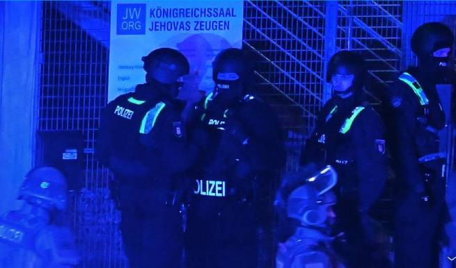 В результате стрельбы в церкви Свидетелей Иеговы в Гамбурге погибли 7 человек