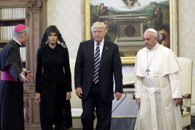Папа Римский сухо встретил Трампа и благословил Меланью