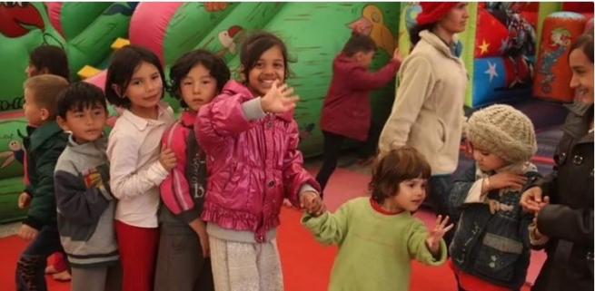 Мать в Ореокастро выступает против запрета детям беженцев посещать школу