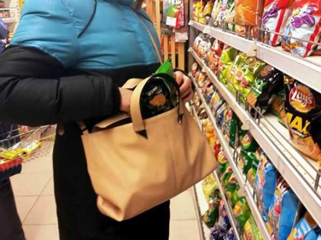 Инфицированная совершала кражи в супермаркете