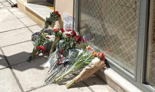 Греция: цветы и свечи у посольства и консульства России в связи с терактом