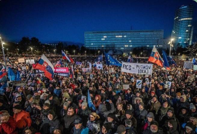 Массовые протесты в Словакии против позиции Фицо в отношении РФ (видео)