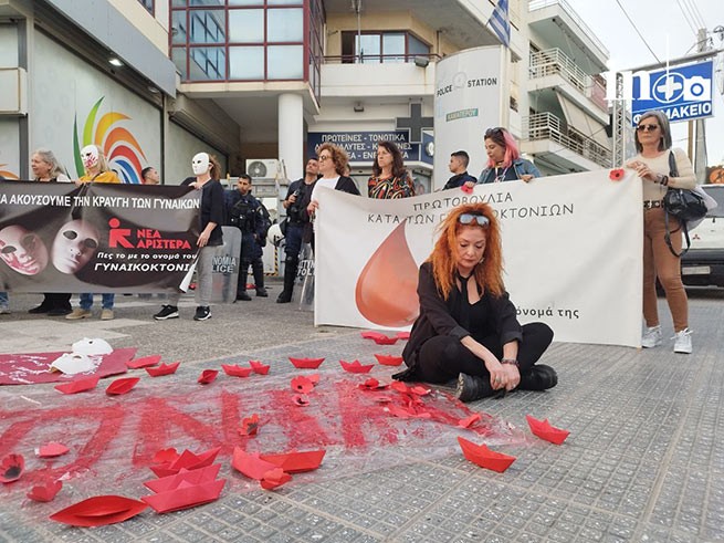 Agios Anargyros karakolunun girişindeki protesto mitinginde 