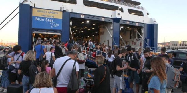 Давка и столпотворение в порту Пирей: отпускники массово ринулись на острова