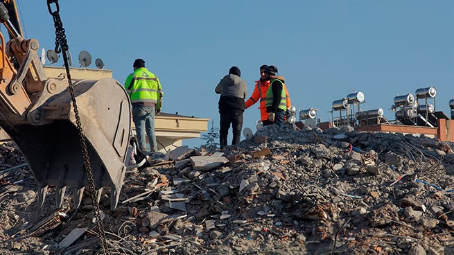 Турция: власти арестовали десятки строителей зданий, обрушившихся после землетрясения