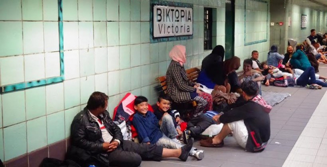 Дождь: Афганцы расположились на станции метро Виктория