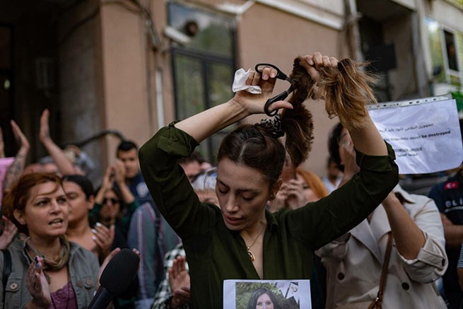 Женщины обрезают себе волосы в знак протеста.