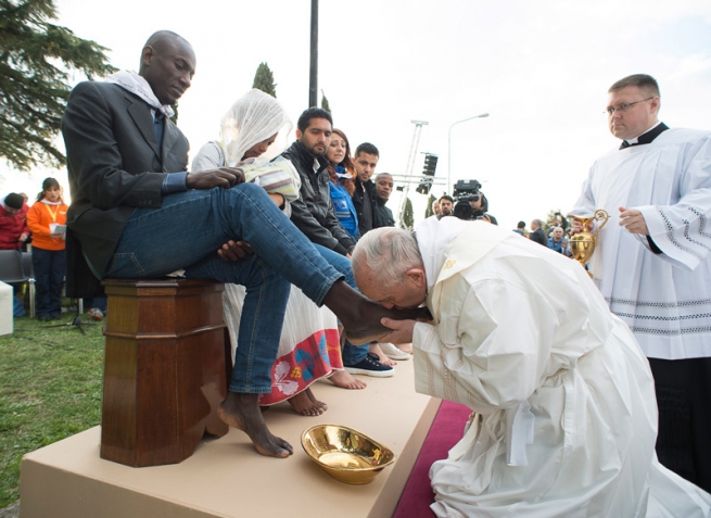 Папа Франциск омывает и целует ноги беженцев