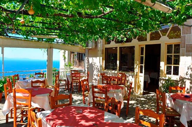 Греческие и иностранные туристы ограничивают посещение таверн во время отпуска в 2023 году