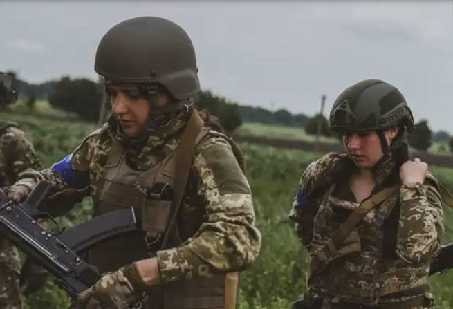 Военная статистика: в зоне боевых действий находятся 5 тысяч украинок-военных, а всего в ВСУ - 62 000 женщин (видео)